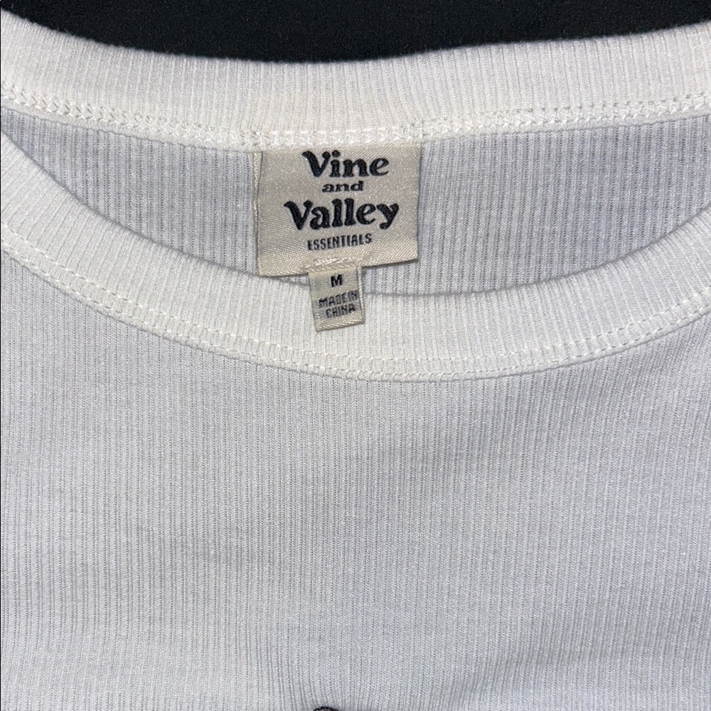 Vine and Valley Ribbed White Tee with Embroidered Western Bear Medium - Picture 2 of 3